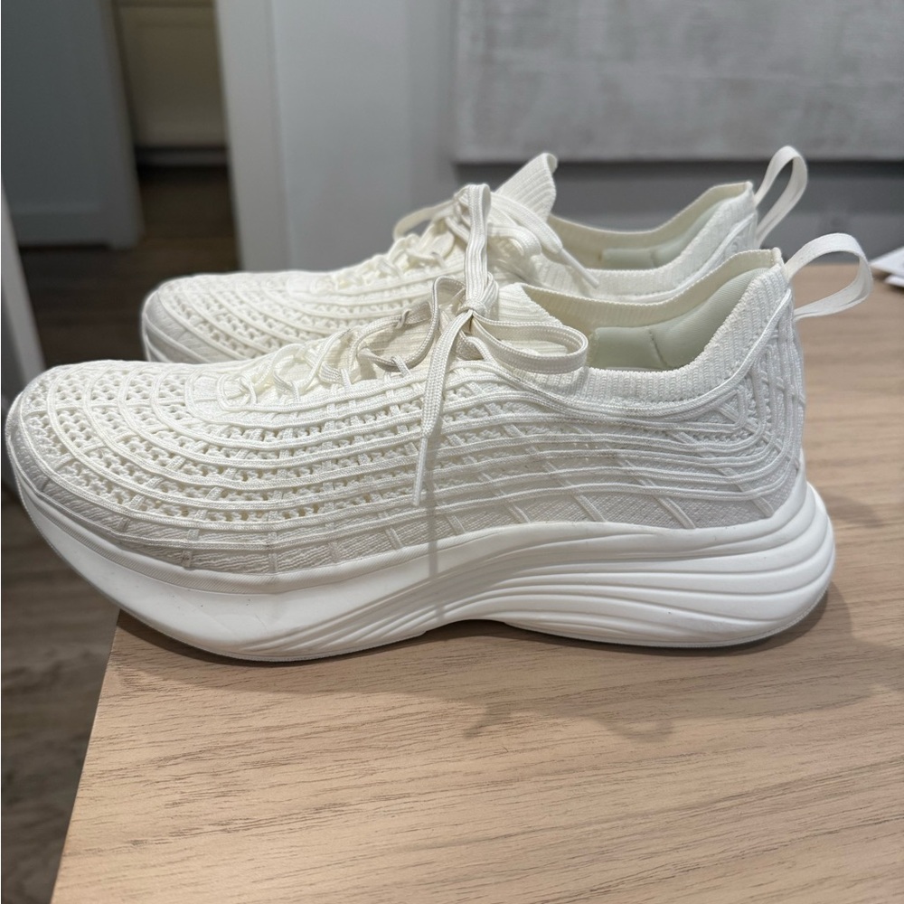 APL Women’s TechLoom Zipline White 9 EUC